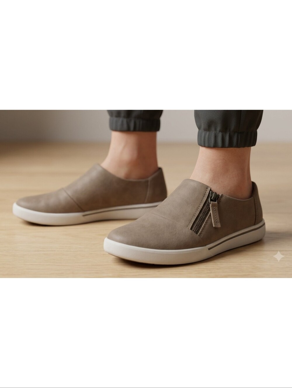 Clarks Soft Cushion Side Zip Sneakers Brown Size 6